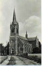 De H. Luciakerk en omgeving kort voor de jaren 60. Klik voor meer informatie